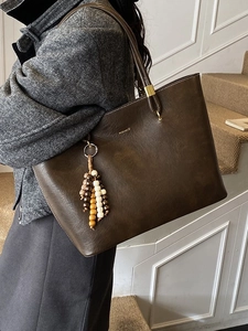 Grand sac cabas marron foncé classique avec pompon en perles de bois pour femme chic