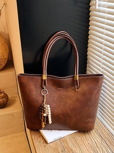 Sac cabas vintage en cuir marron avec breloque en perles pour le trajet quotidien
