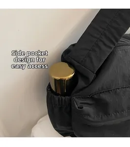 Detail der Seitentasche einer schwarzen Nylon-Umhängetasche für Trinkflaschen