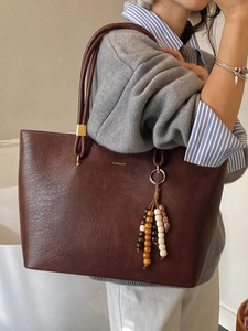 Grand sac cabas marron vintage en cuir texturé avec élégant pompon de perles en bois