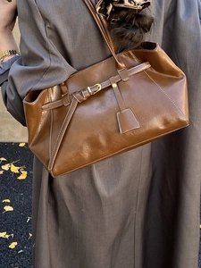 Retro brown large-capacity tote bag with contrast stitching in a seasonal autumn setting