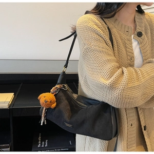 Sac croissant en daim noir avec pendentif ours en peluche et bandoulière réglable