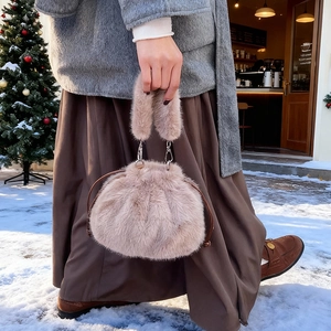 Sac seau élégant en fausse fourrure mauve avec cordon de serrage et esthétique hivernale