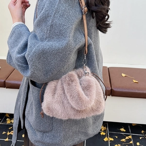Sac seau nuage en peluche rose avec cordon de serrage et bandoulière en cuir