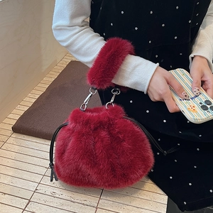Sac seau en fausse fourrure rouge avec cordon de serrage noir et poignée pelucheuse