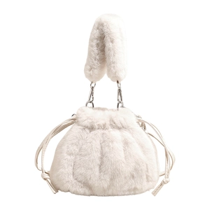 Sac seau en fausse fourrure pelucheuse avec cordon, poignée douce et crochets en argent