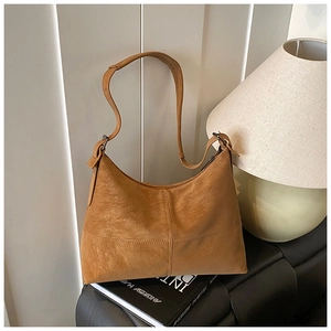 Detail of the brown lychee pattern leather shoulder bag with cross-stitch design details