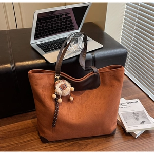 Grand sac cabas en daim marron avec garniture en cuir et pendentif ours