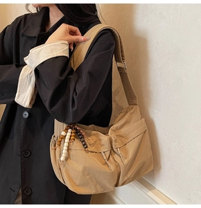 Khaki Leinwand Umhängetasche mit buntem Perlenquasten Detail und praktischen Außentaschen