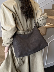 Retro large capacity tote bag in coffee brown with cross stitching for daily commuting