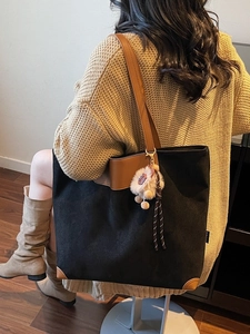 Sac fourre-tout noir avec accents en cuir marron et charmant pendentif en peluche