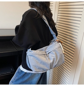 Umhängetasche aus hellblauem Nylon mit Perlendetails und Seitentasche in Außenaufnahme