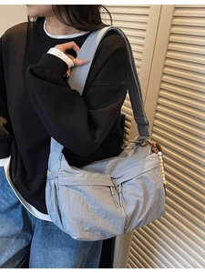 Hellblaue Herren Umhängetasche aus Nylon mit stilvollem Perlenanhänger im Freizeit-Stil