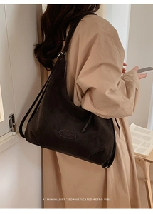 Detailansicht der großen dunkelbraunen Wildleder-Tragetasche mit minimalistischem Logo