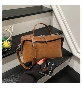 Sac Boston en cuir synthétique marron avec double fermeture éclair et bandoulière amovible