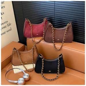 Bolsos bandolera de ante en colores burdeos, café, marrón y negro con correas de cadena