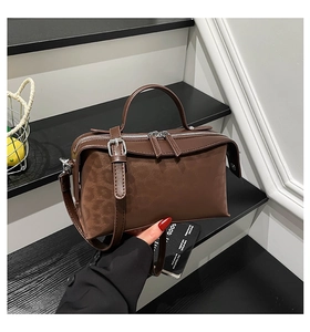 Détail du sac bandoulière léopard marron avec boucles argentées et double fermeture