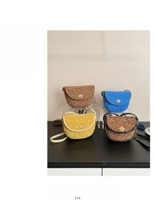 Details von vier farbigen Plüsch-Satteltaschen mit Metalldrehverschluss und Leo-Print