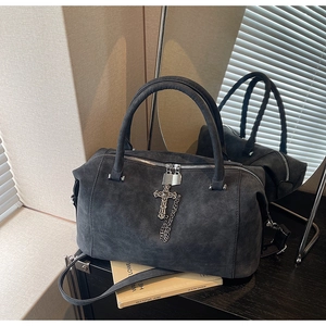 Vista dettagliata della borsa Boston in camoscio grigio scuro con ciondolo a croce argento