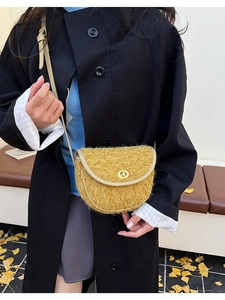 Detail der gelben Teddy-Satteltasche mit goldenem Verschluss im Herbst-Look