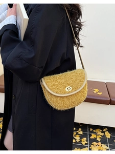 Gelbe Satteltasche aus Fleece mit cremefarbenem Lederbesatz und goldenem Drehverschluss