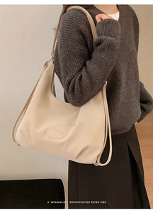 Minimalistische cremeweiße Retro-Einkaufstasche aus PU-Leder am Modell für den Alltag