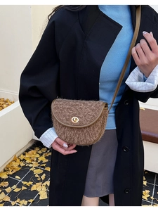 Braune flauschige Satteltasche mit goldenem Drehverschluss und schmalem Leder-Schultergurt