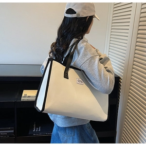Grand sac cabas en toile blanc cassé avec bordure noire et écusson logo de marque