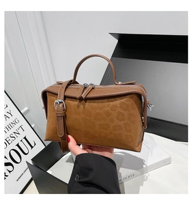 Vue de dessus d'un sac bandoulière marron gaufré léopard avec détails argentés et poignée