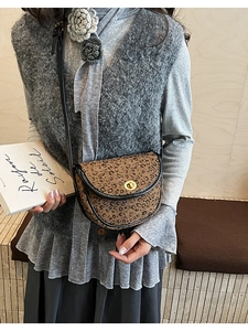 Details der Vintage Satteltasche mit Leopardenmuster und goldenem Drehverschluss