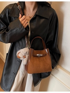Borsa a secchiello vintage in pelle marrone e camoscio con pendente in peluche e chiusura