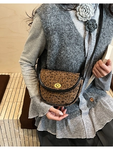 Detail der Satteltasche mit Leopardenmuster, Goldverschluss und schwarzem Riemen