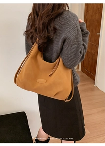 Detail der kamelfarbenen Hobo-Schultertasche mit mattem Leder und dekorativem Kordelzug