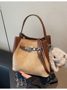 Borsa a secchiello bicolore vintage con fibbia in metallo e charm a forma di coniglio