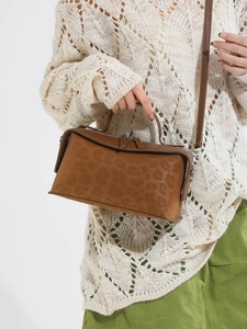 Sac bandoulière marron motif léopard avec fermetures argentées et poignée structurée