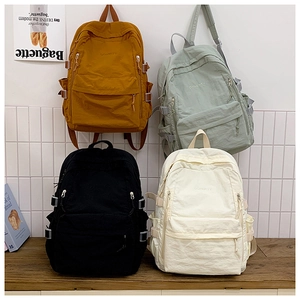 Detailansicht der Nylon-Stoffstruktur und des Multi-Pocket-Designs in vier Farben
