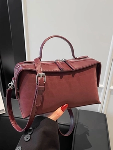 Sac Boston bordeaux mat avec bandoulière réglable et détails en cuir pour femme à la mode