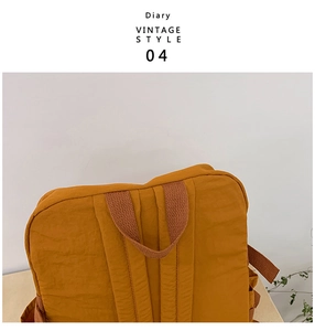 Details der oberen Griffe und Nähte des Vintage-Nylonrucksacks in Ingwer und Braun