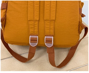 Detailansicht der gelben Rucksackgurte aus Nylon mit transparenten Einstellschnallen