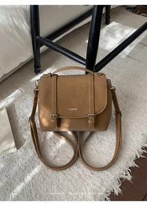 Vista dettagliata della borsa tote vintage in ecopelle marrone con fibbie e dettagli in argento