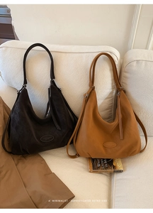 Detailaufnahme von Vintage-Wildleder-Hobo-Taschen in Kaffee und Karamell mit Lederlogo