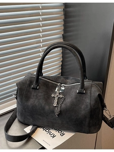 Borsa Boston scamosciata grigio scuro con pendente a croce gotica e tracolla rimovibile
