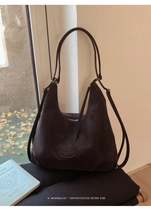 Detailansicht der dunkelbraunen Wildleder-Hobo-Tasche mit modischem Leder-Patch