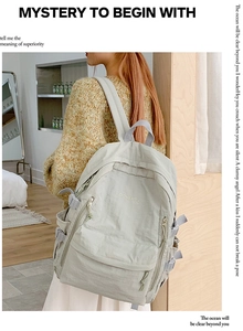 Detailansicht der Rückseite des minimalistischen Reise-Rucksacks aus hellem Nylon
