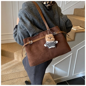 Borsa tote in pelle scamosciata marrone con dettagli a pieghe e ciondolo a forma di orso