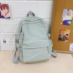 Nahaufnahme mintgrüner Nylon-Rucksack mit Doherty Stickerei und Seitenschnallen