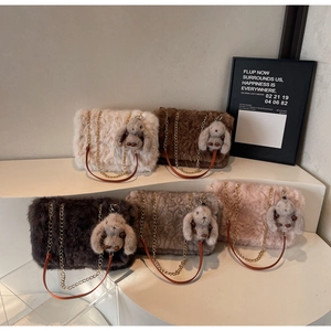 Dettaglio borse in peluche in cinque colori con catena dorata e ciondolo a coniglio