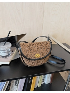 Detailansicht der Satteltasche mit Leopardenmuster, Goldschnalle und schwarzen PU-Lederakzenten