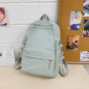 Detail eines hellgrünen wasserdichten Nylonrucksacks mit Doherty-Stickerei und Schnallen