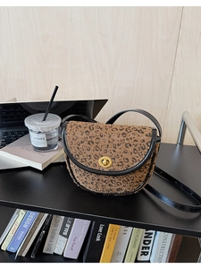 Detail der Satteltasche mit Leoparden-Jacquard und goldenem Metallverschluss